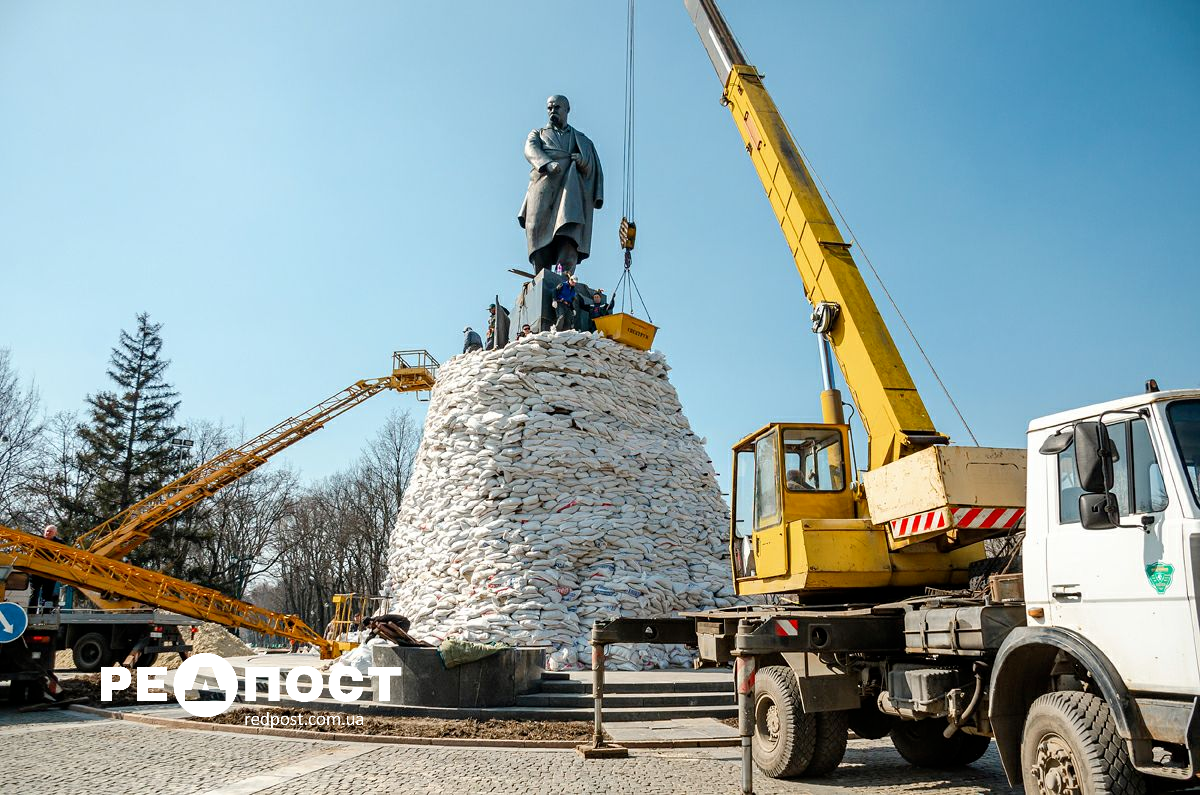 Городские памятники Харькова от разрушений спасают коммунальщики и горожане